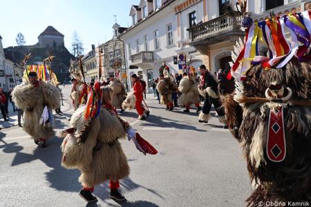 Kamnik so obiskali koranti iz Zamušanov pri Ptuju in v mestno jedro privabili nepregledno množico, željno ogleda tradicionalne pustne šege (48)